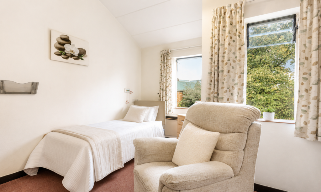 A comfortable, calming and cosy single bedroom with en-suite shower room at Crossways